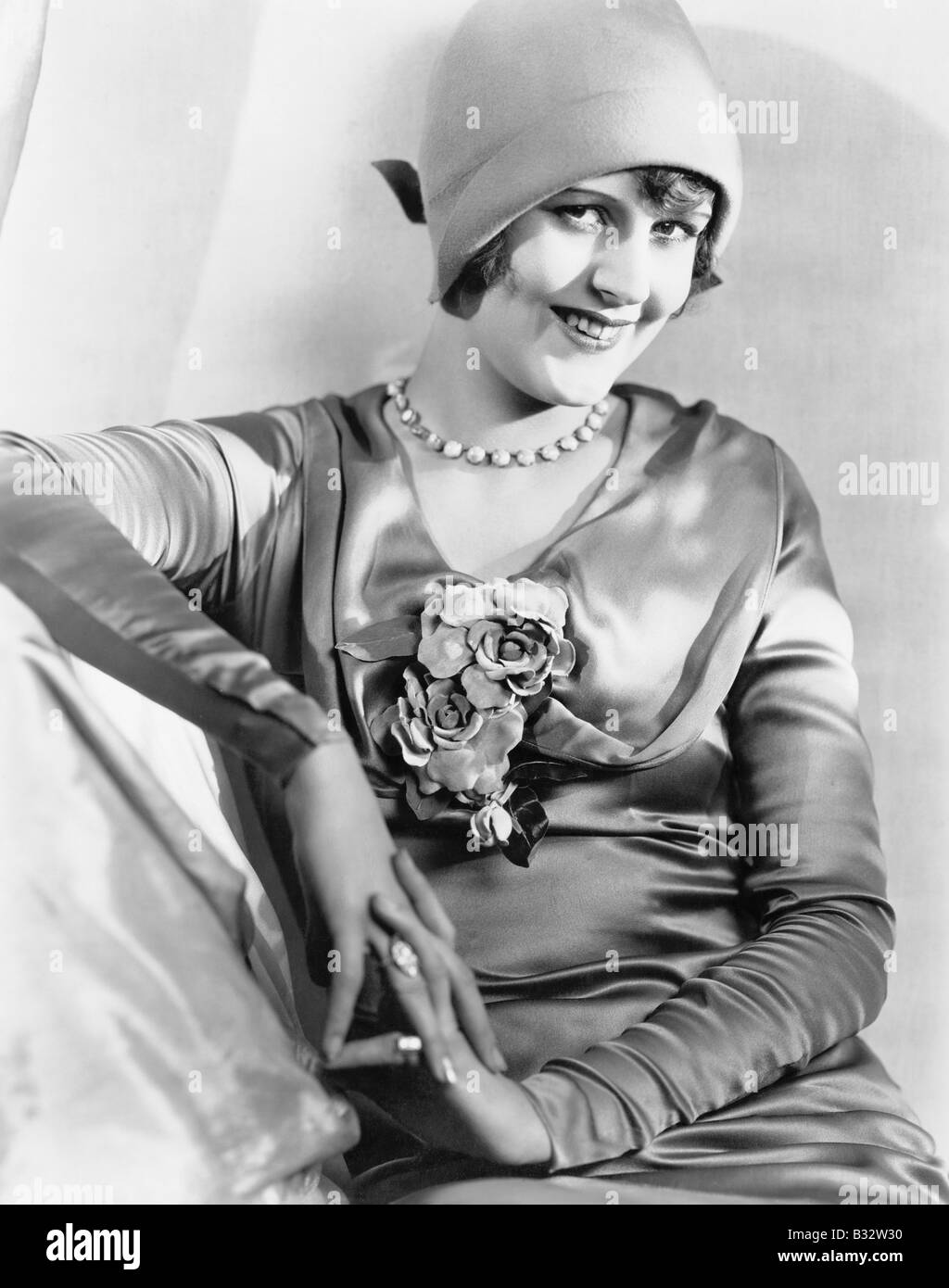 Frau in einem Cloche Hut und satin-Kleid suchen temperamentvoll Stockfoto