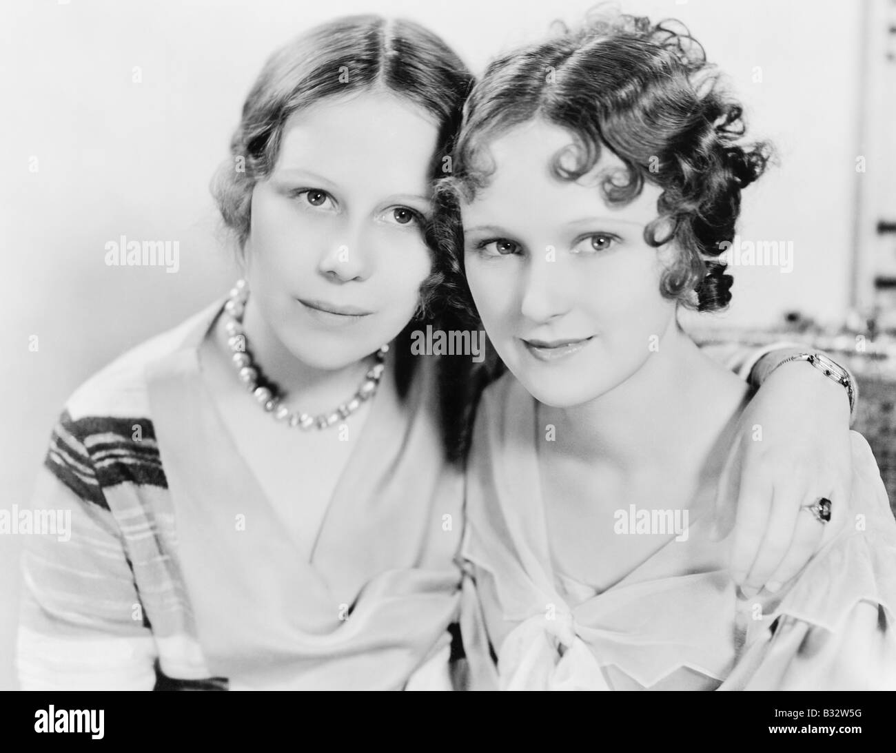 Zwei Frauen halten in der Nähe Stockfoto