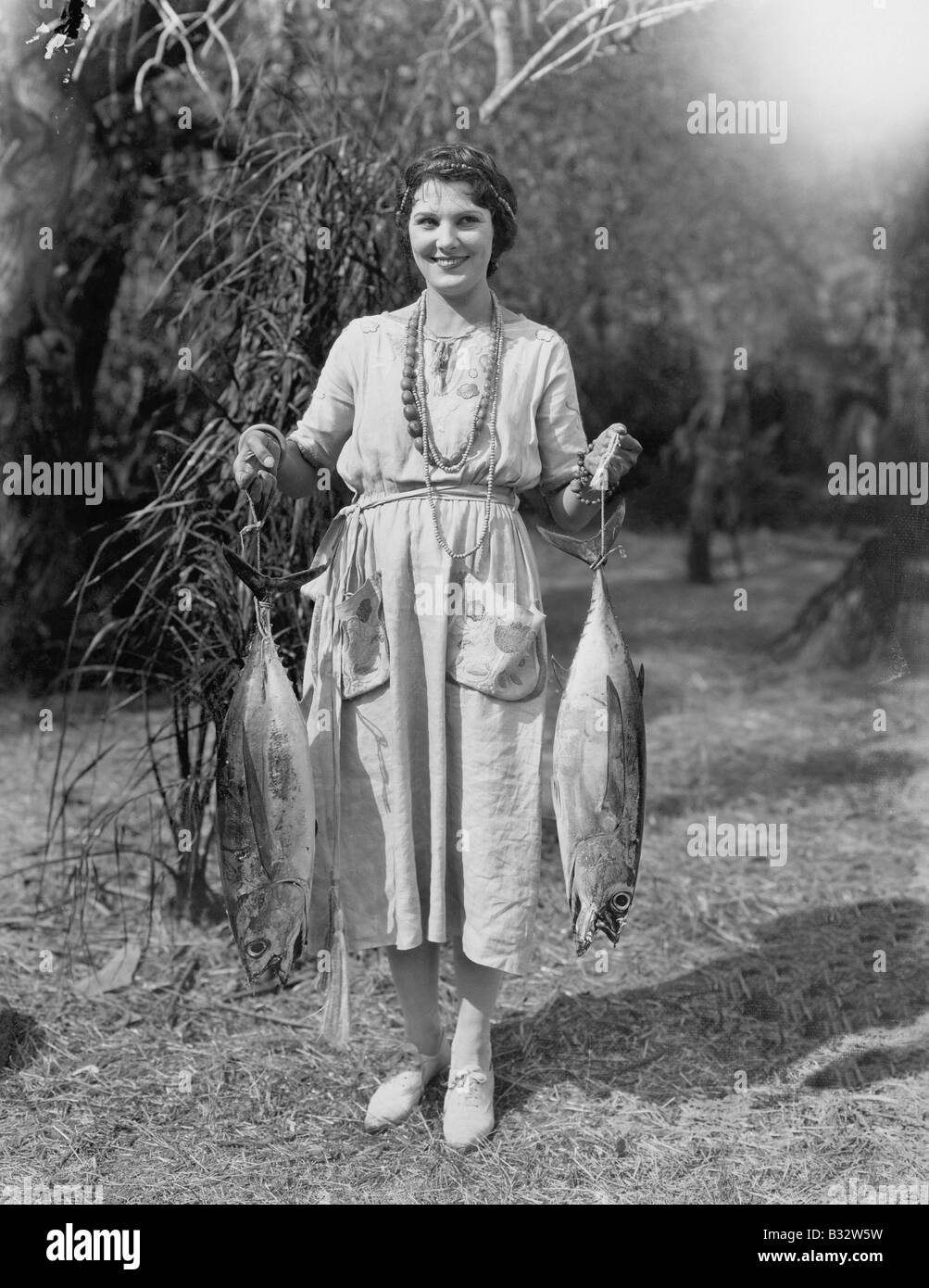 Junge Frau mit zwei riesigen Fisch Stockfoto