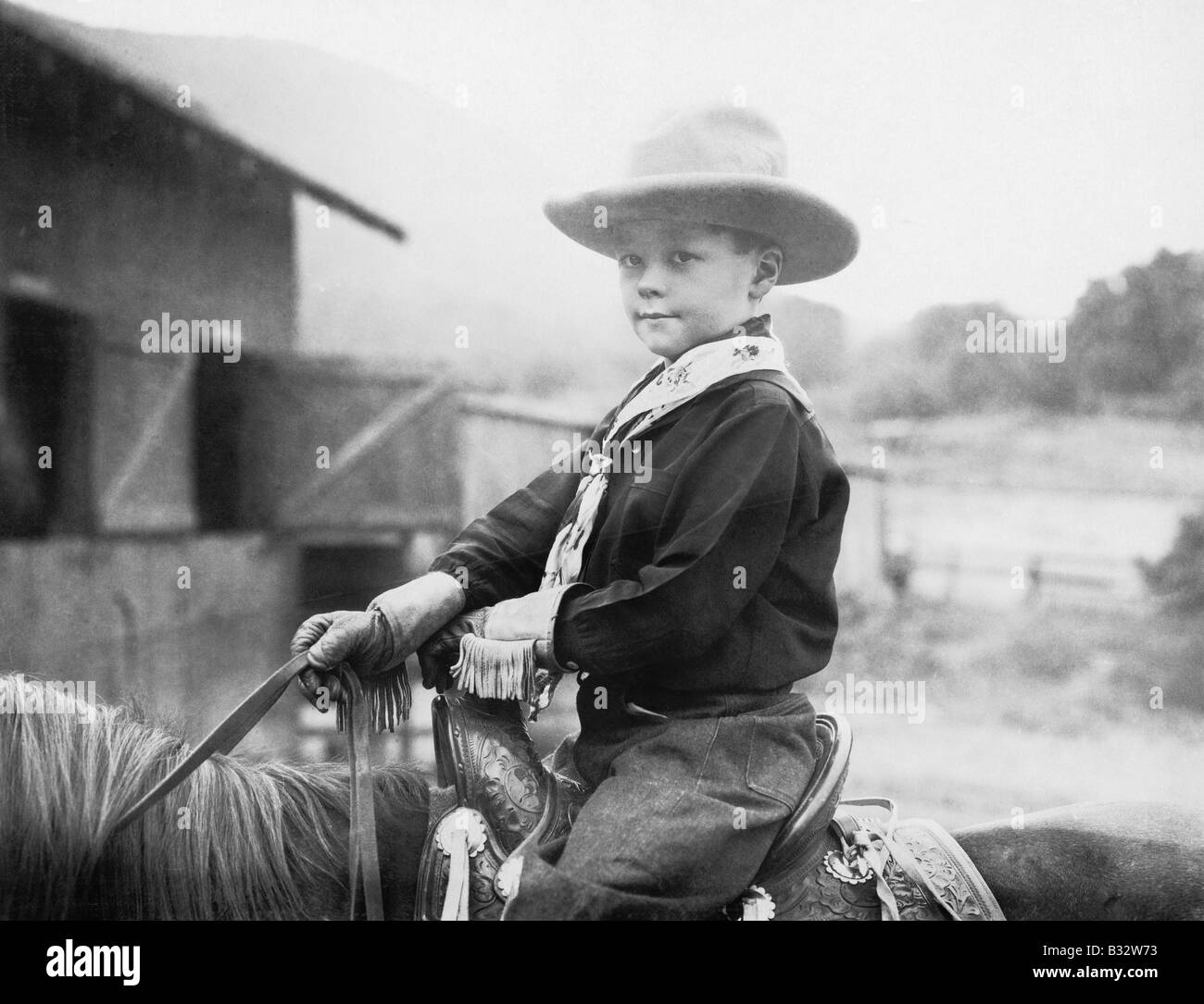 Junge in einem Cowboy-Hut auf einem Pferd Stockfoto