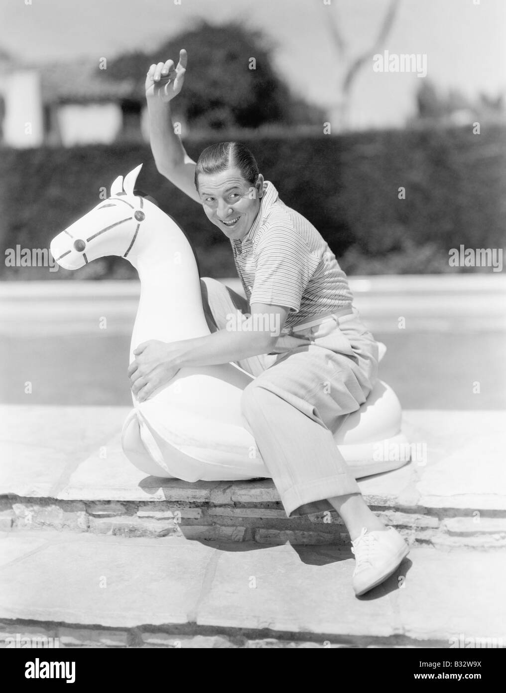 Unreif aussehenden Mann Reiten eine Kautschuk-Wasser-Spielzeug Stockfoto