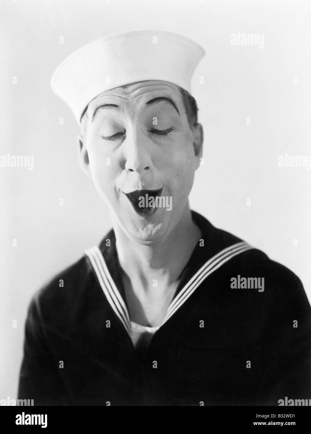 Mann in Seemann Hut und Uniform dumme Pantomime Grimasse Stockfoto