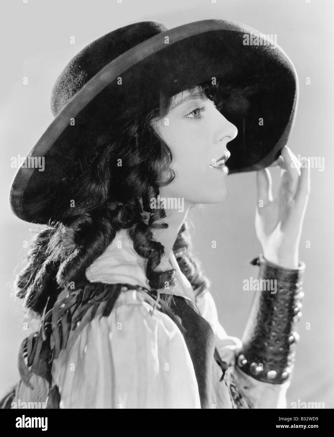 Profil einer jungen Frau mit locken in einen großen Hut Stockfoto