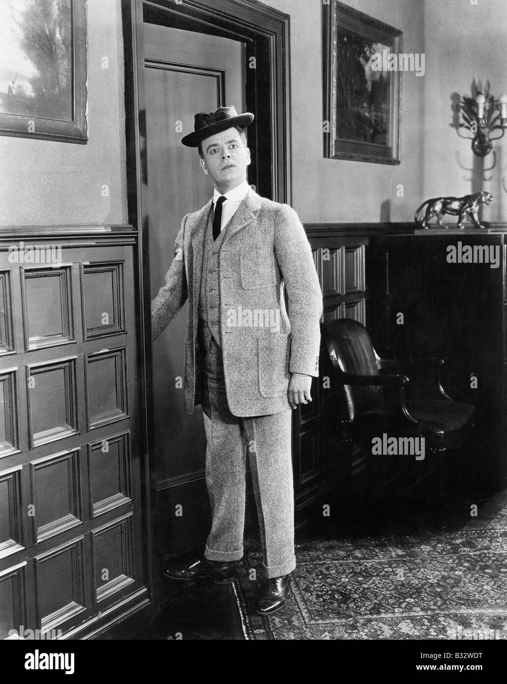 Mann mit Hut albern zu Fuß in ein Zimmer suchen Stockfoto