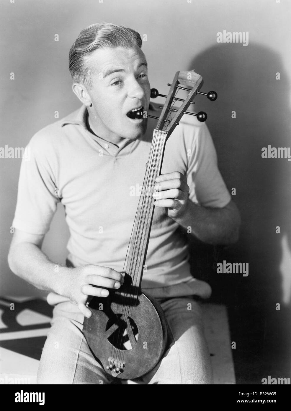Mann, die Stimmung eines türkischen Spike fiddle Stockfoto