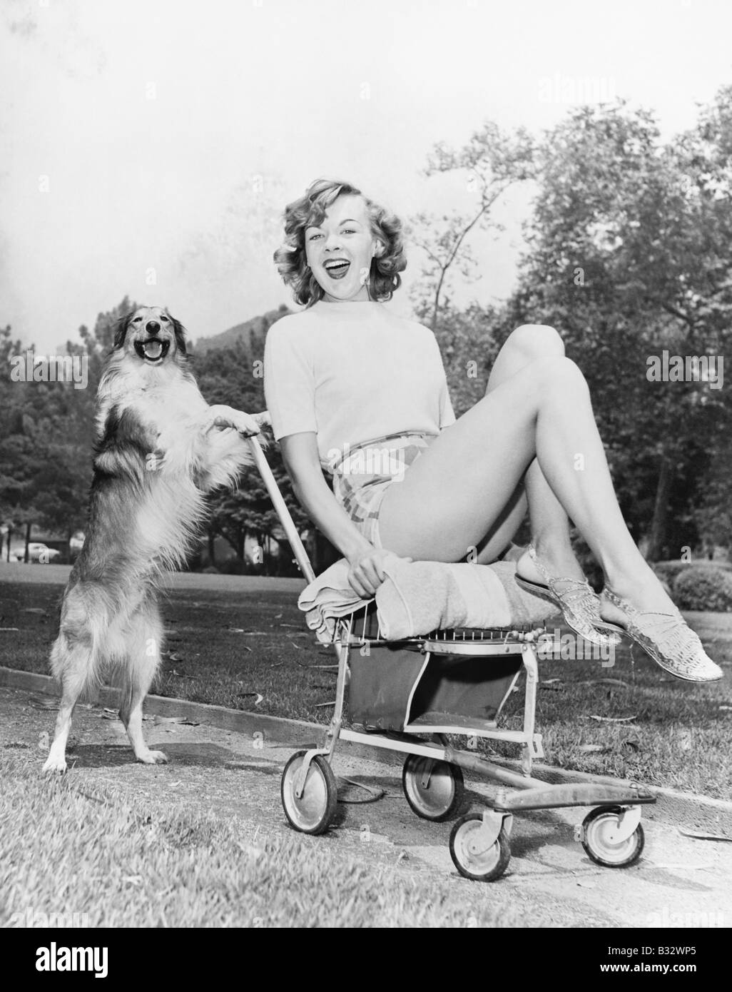Junge Frau und ihr aufdringlich Hund Stockfoto