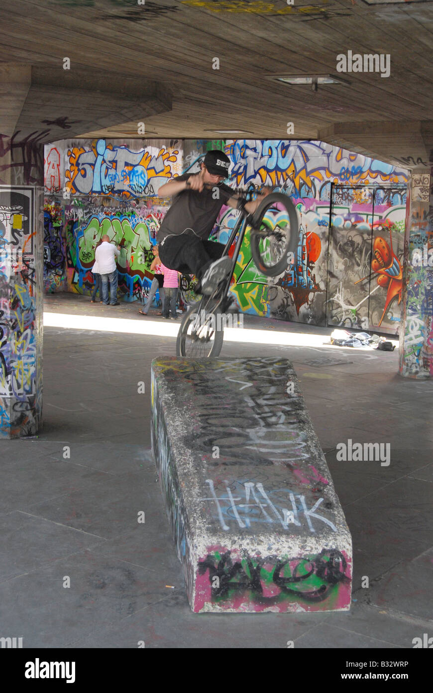 BMX Stunt Fahrer Betondschungel graffiti Stockfoto