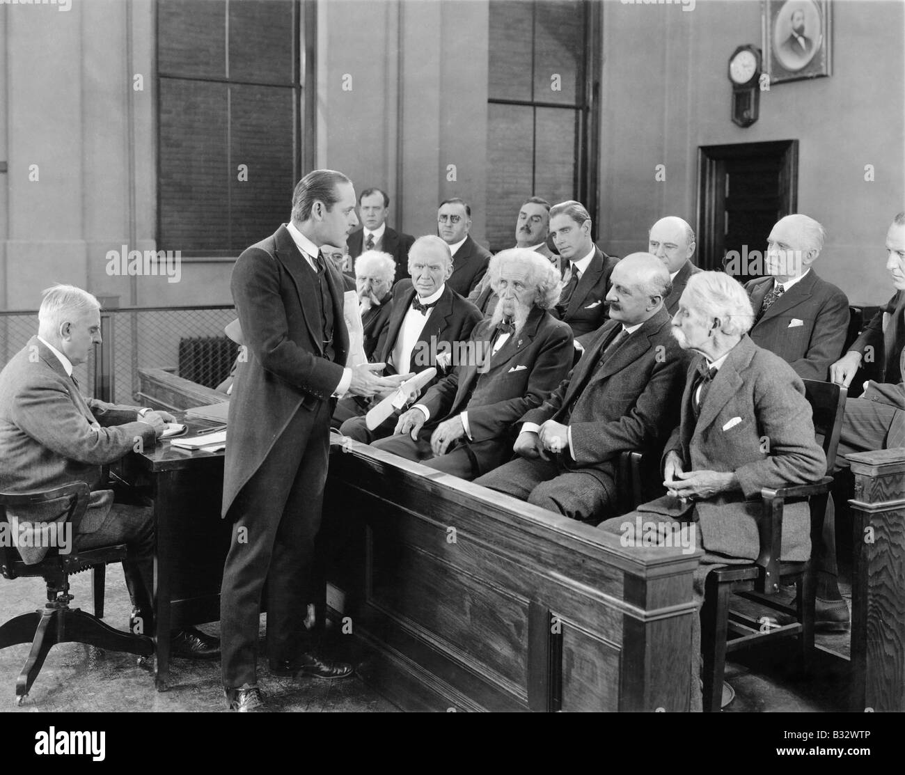 Anwalt im Gespräch mit den Juroren Stockfoto