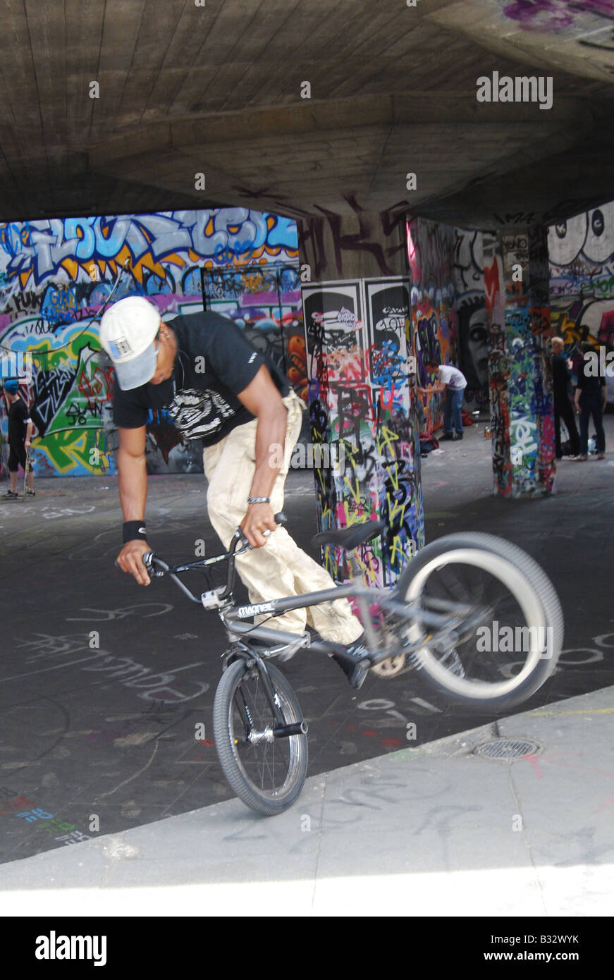 BMX Southbank London konkrete Graffiti urban Extremsport