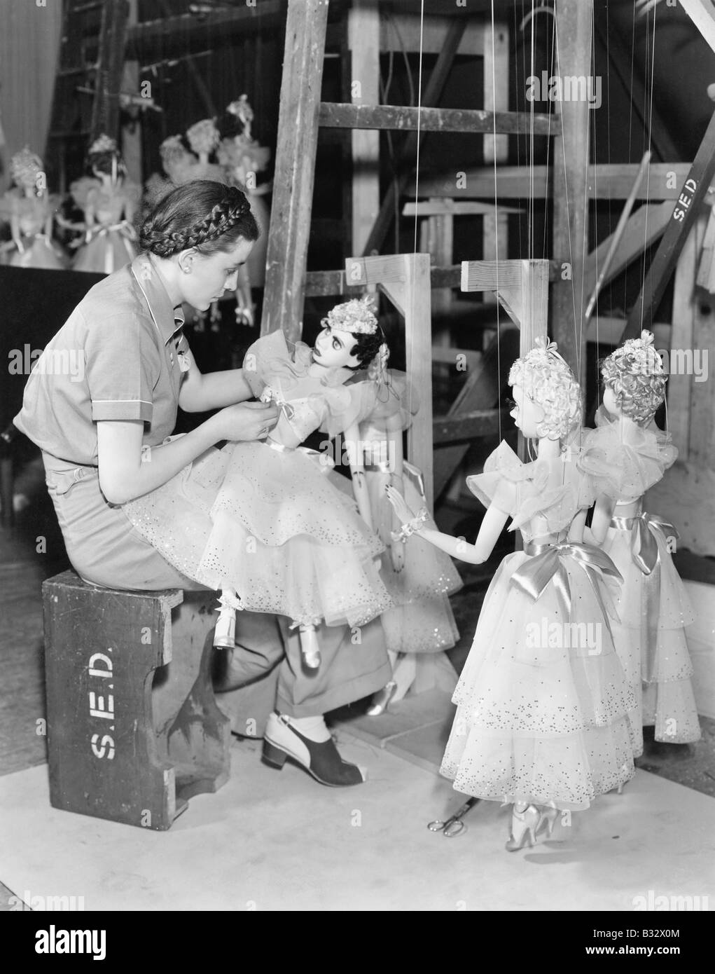 Junge Frau, die arbeitet mit Puppen an einer Schnur Stockfoto