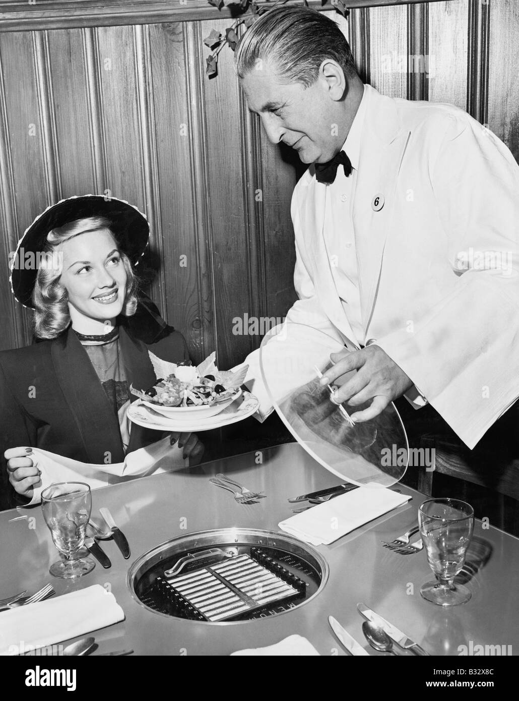 Kellner servieren von Speisen mit einer Frau in einem restaurant Stockfoto
