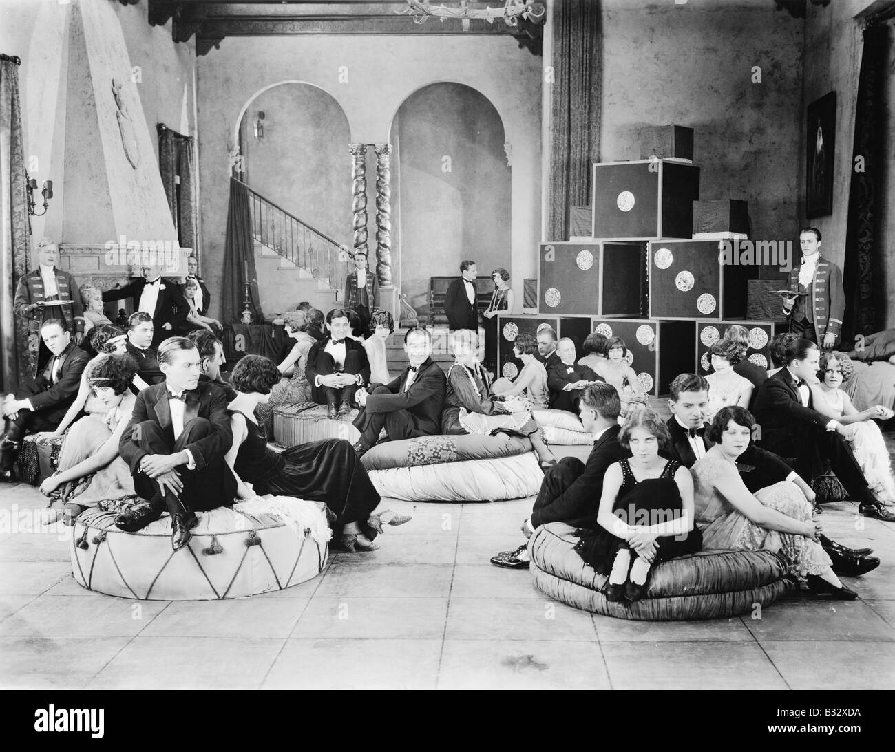 Gruppe von Menschen sitzen auf übergroße Kissen in einer Halle Stockfoto