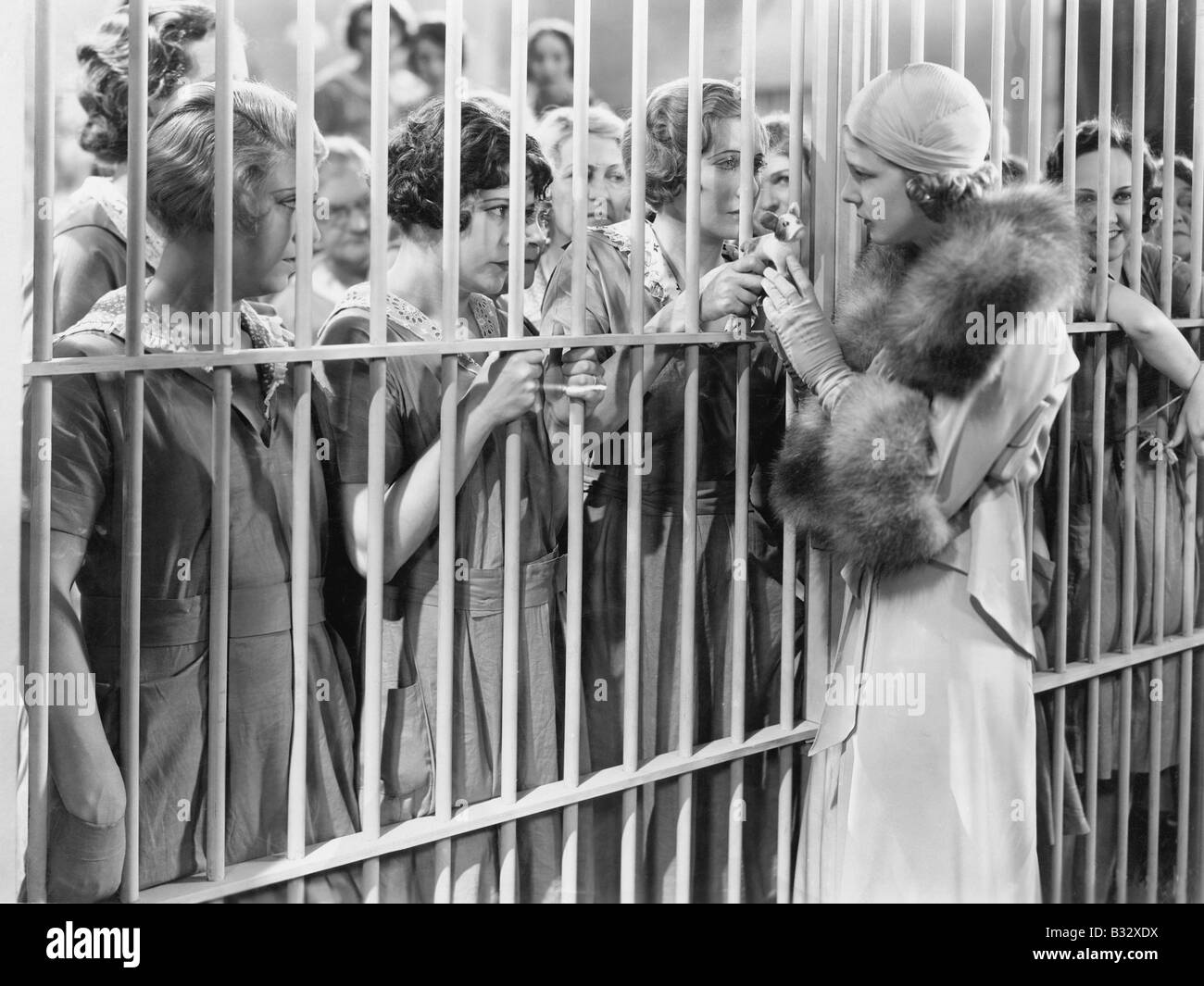 Eine Frau stand vor einem Gefängnis im Gespräch mit einer Gruppe von Frauen Stockfoto