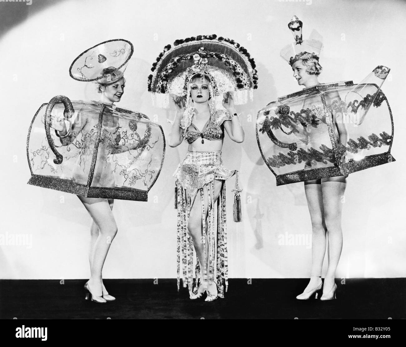 Drei Frauen in kunstvollen Teekanne Kostüme Stockfoto