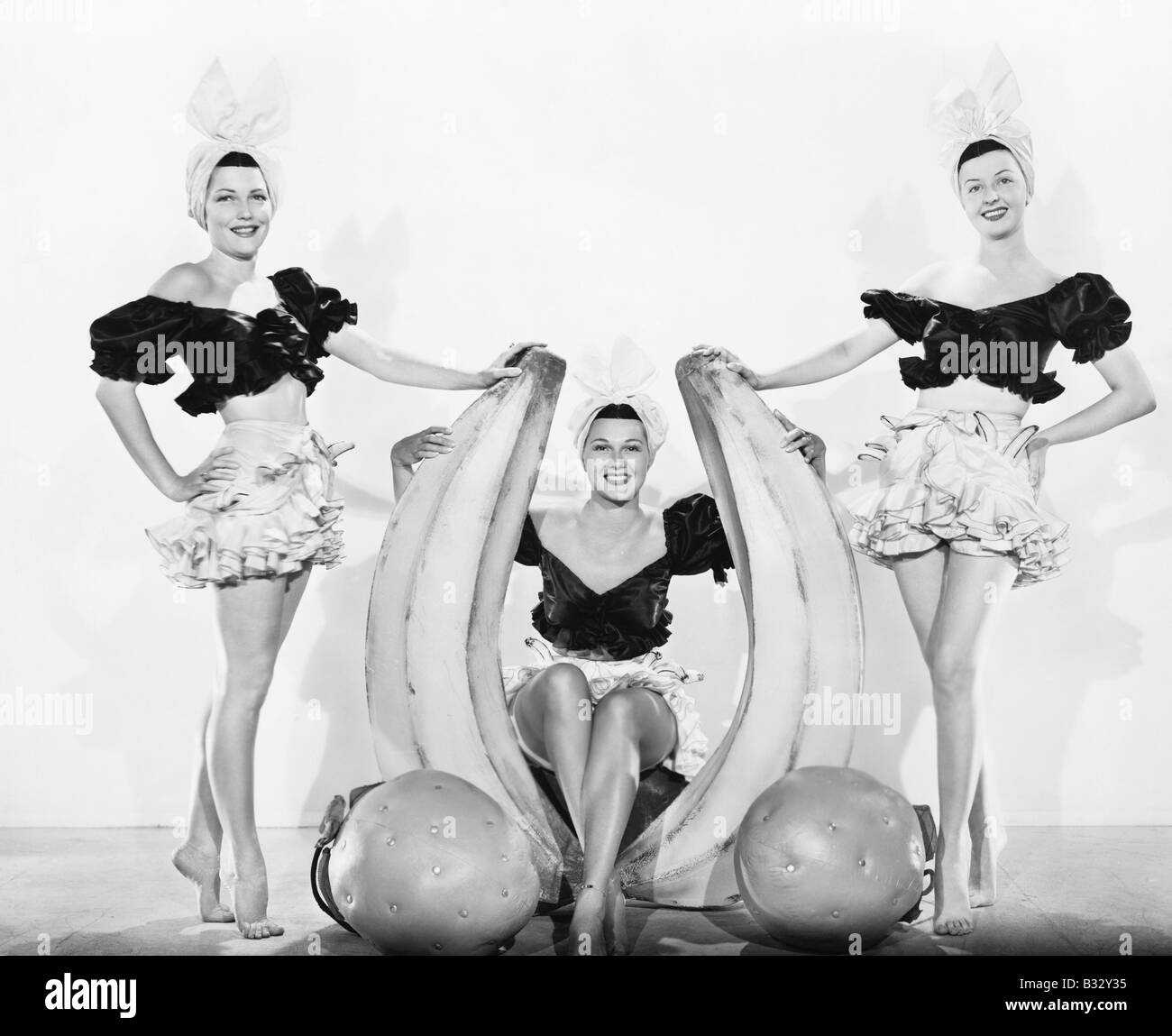 Drei Frauen mit überdimensionalen Früchte Stockfoto