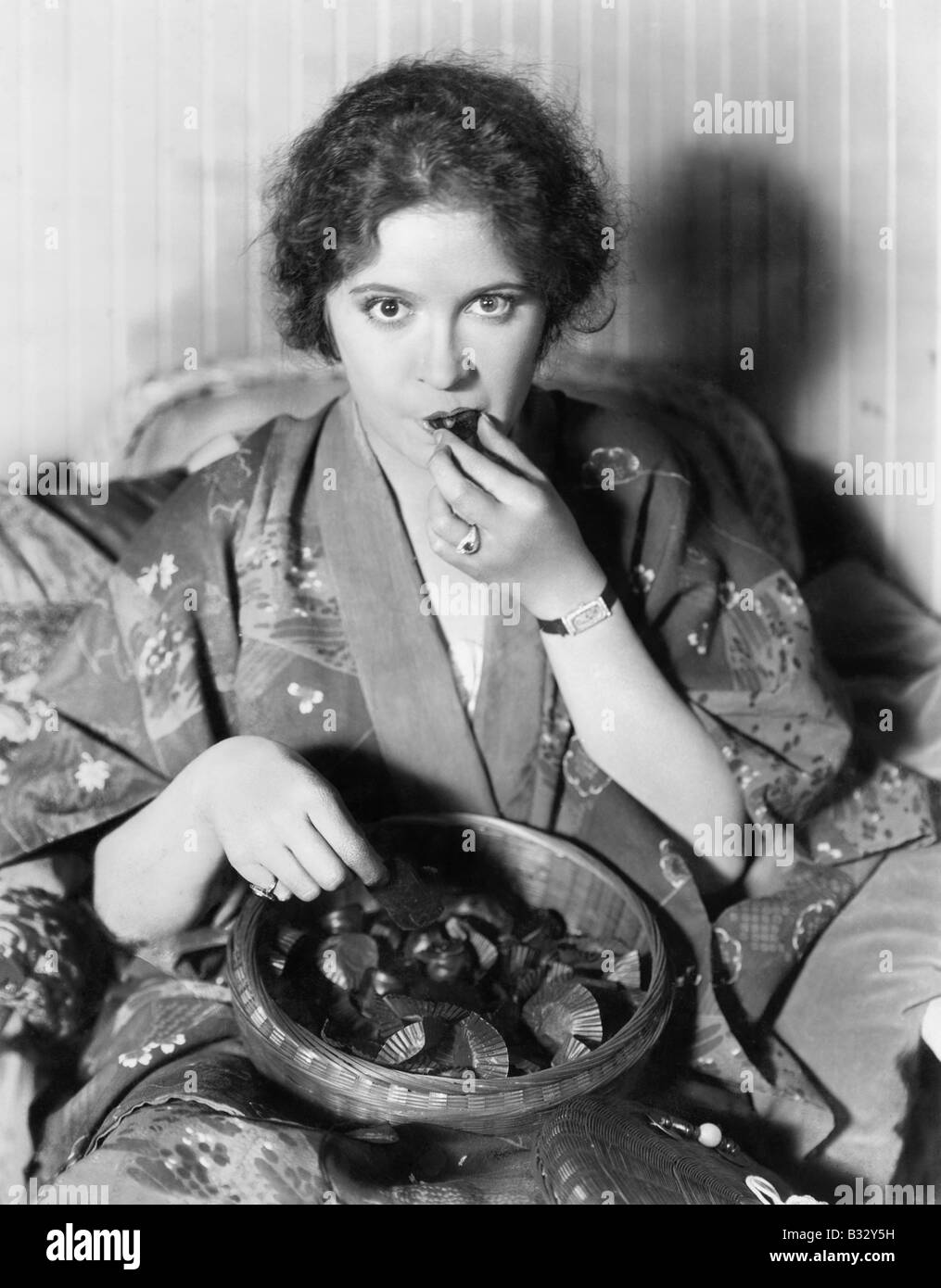 Frau, die Schokolade aus einer Schüssel essen Stockfoto