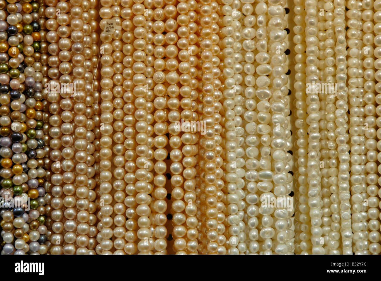 Halsketten auf einem Markt Stockfoto