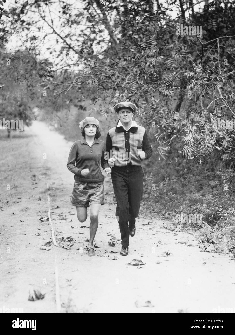 Paar joggen durch das Land Stockfoto