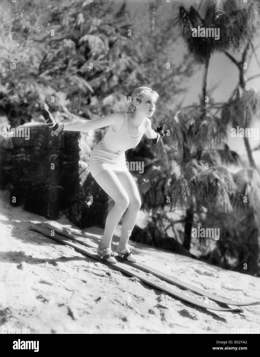 Frau im Badeanzug einen Hügel hinunter Skifahren Stockfoto