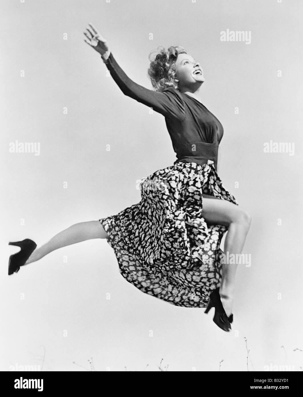 Frau in einem fließenden Rock Sprung durch die Luft Stockfoto