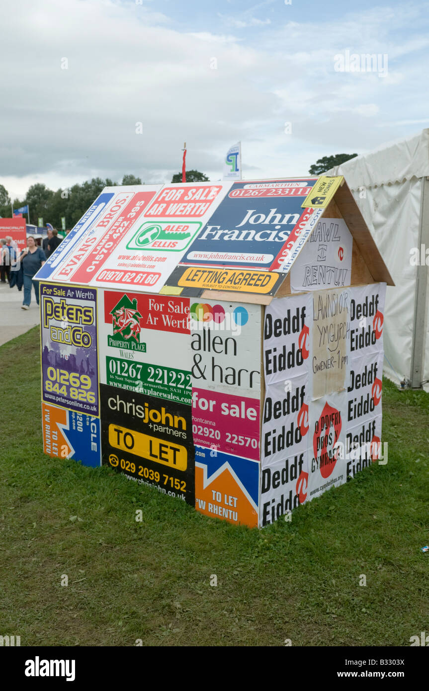 Schuppen von Immobilienmakler für Verkauf Zeichen National Eisteddfod of Wales Cardiff 2008 aus Protest auf die Erschwinglichkeit der Häuser gemacht Stockfoto