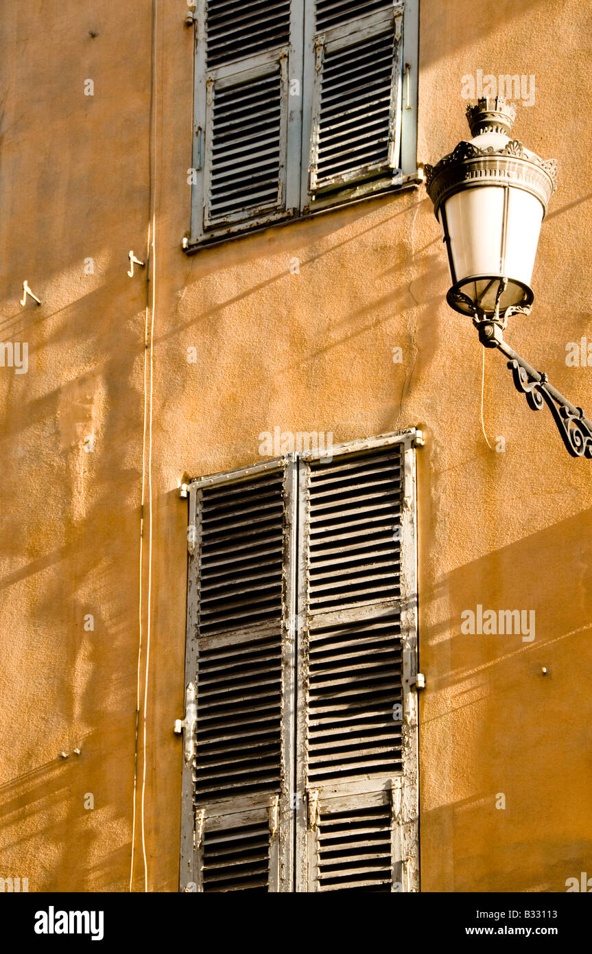 eine Straßenlaterne und Fenster eines alten Gebäudes, Vieux Nice Cote d ' Azur, Frankreich Stockfoto