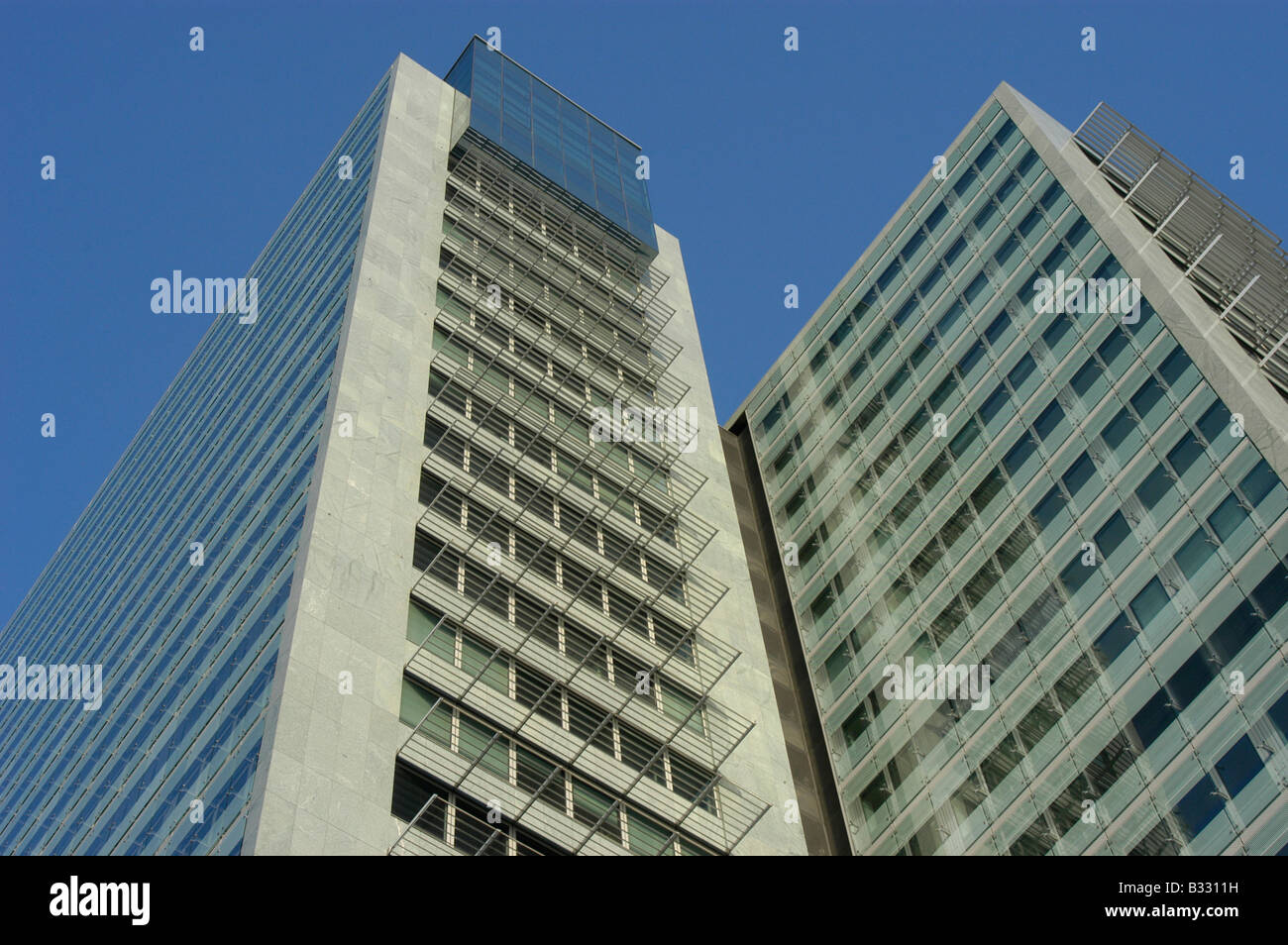 Bürogebäude an der Donau-City von unten Stockfoto