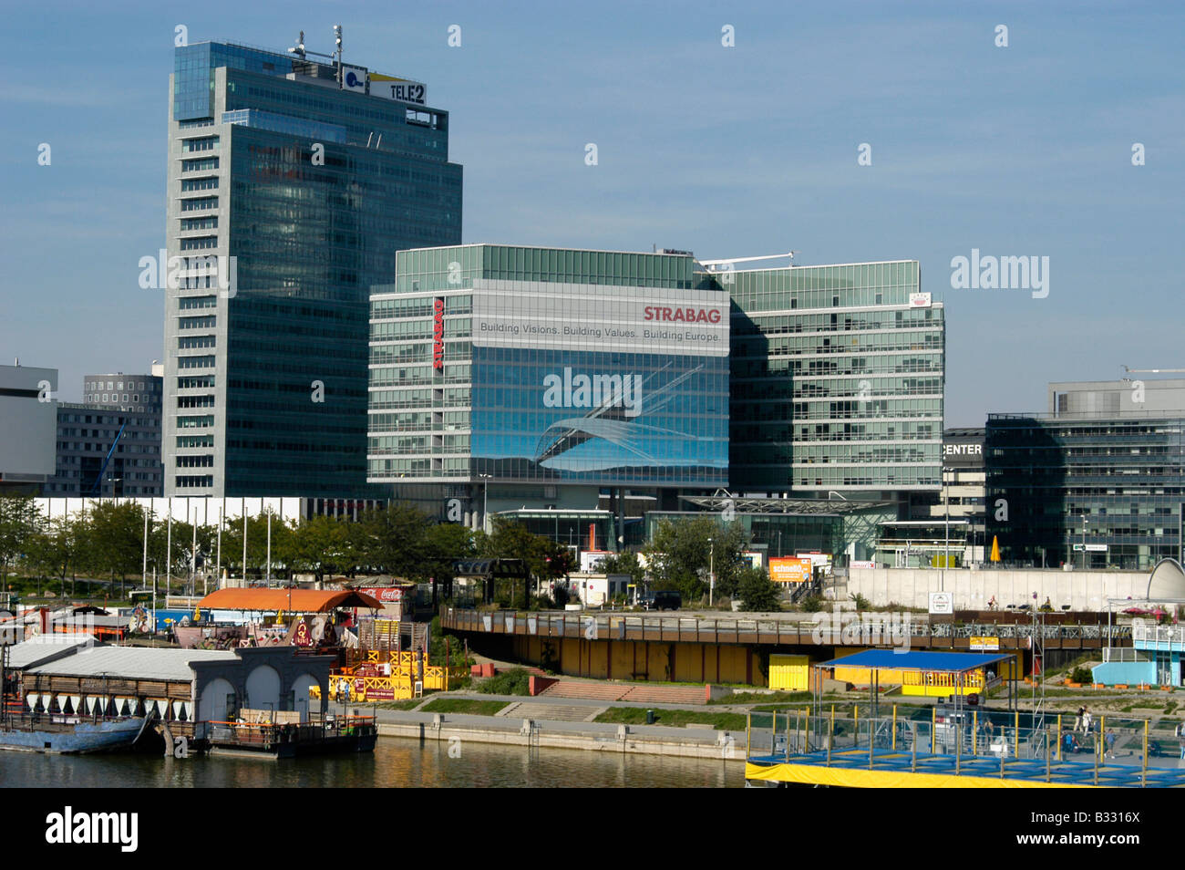Neue Donau-City-Gehäusen und Bürogebäude Stockfoto