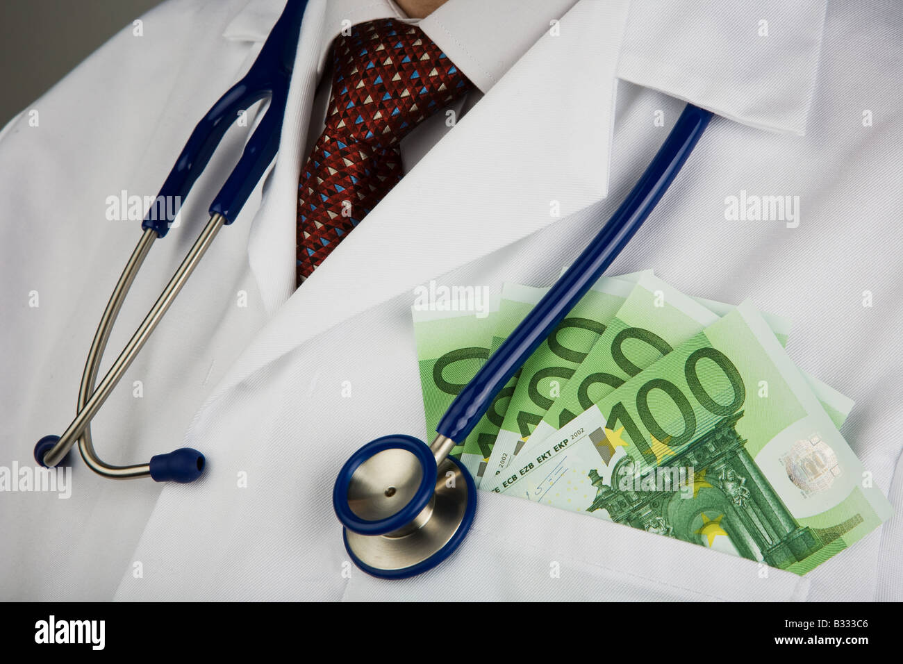 Arzt mit Geldscheinen Stockfoto