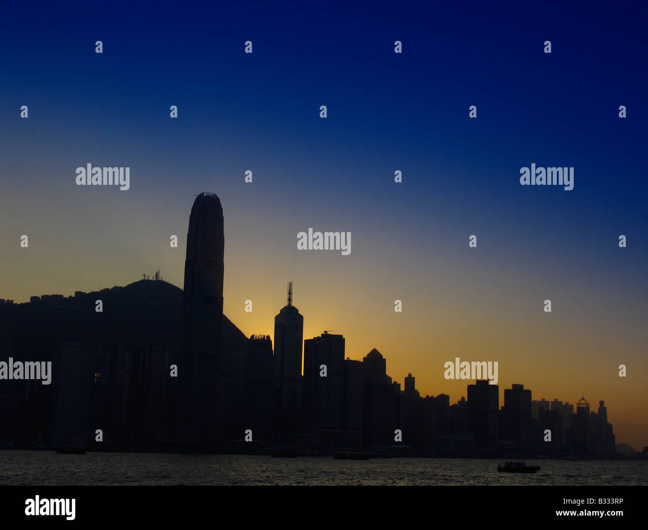 Skyline Hongkongs Central District in der Dämmerung. Stockfoto