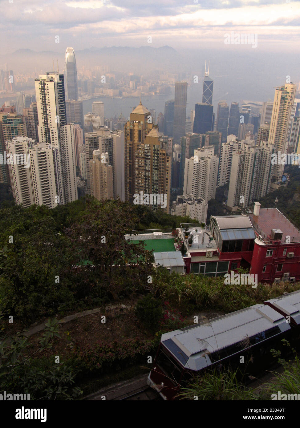 Straßenbahn und Hongkongs Wolkenkratzern. Stockfoto