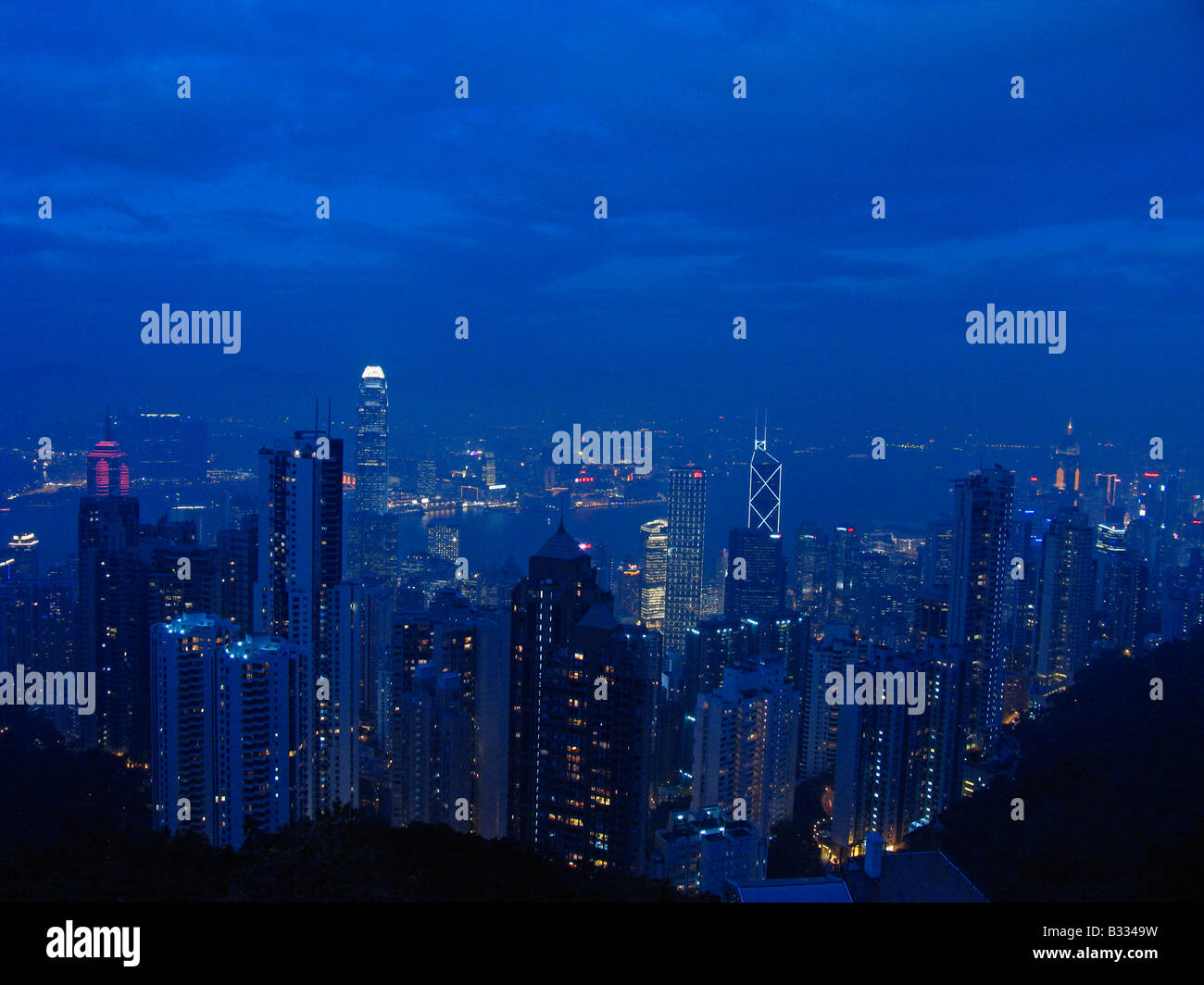 Blick auf Hongkongs Central District bei Nacht mit der International Finance Centre. Stockfoto