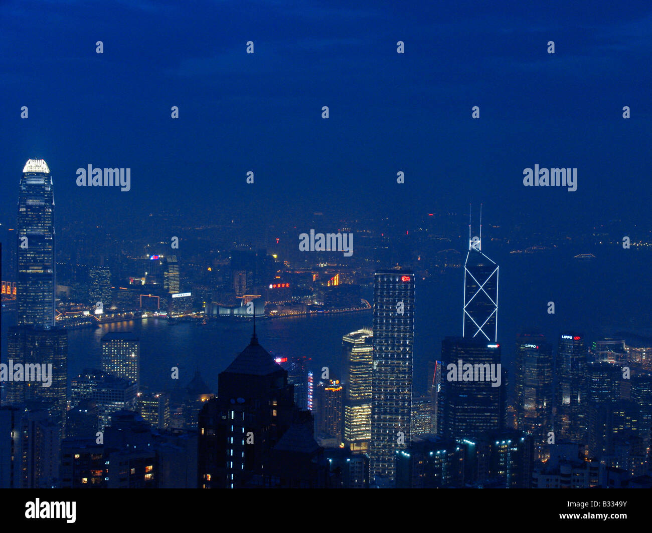 Hongkong bei Nacht: Central District mit der International Finance Centre und Bank of China Tower. Stockfoto