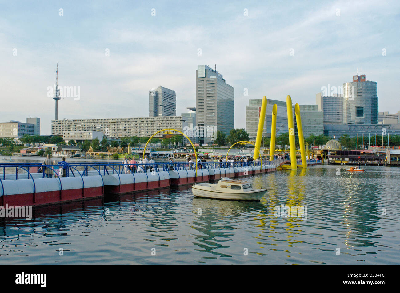 Ponton auf der Donauinsel - neue Donaucity Stockfoto