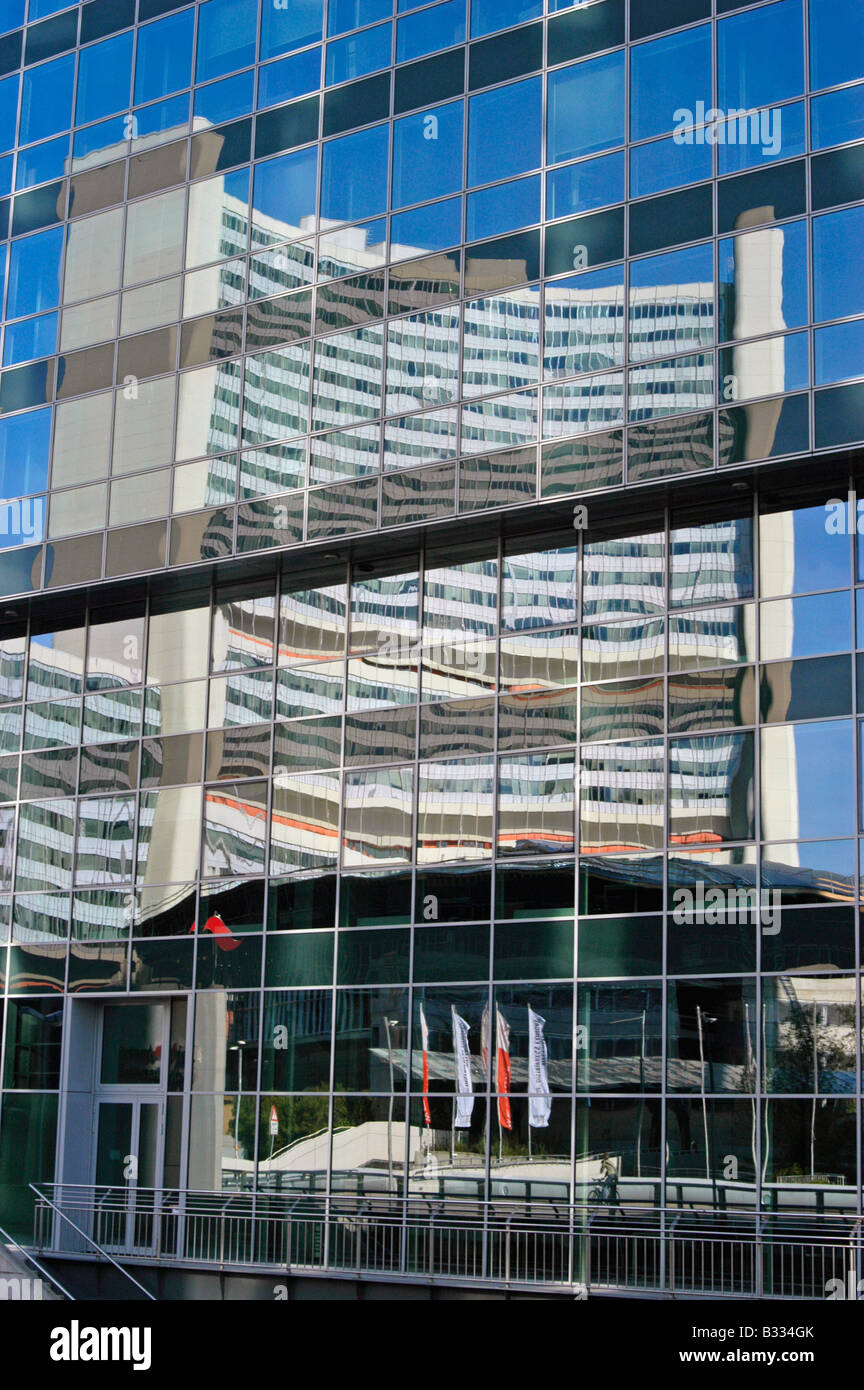 Die UN-CityCenter spiegelt sich in einer Glasfassade Stockfoto