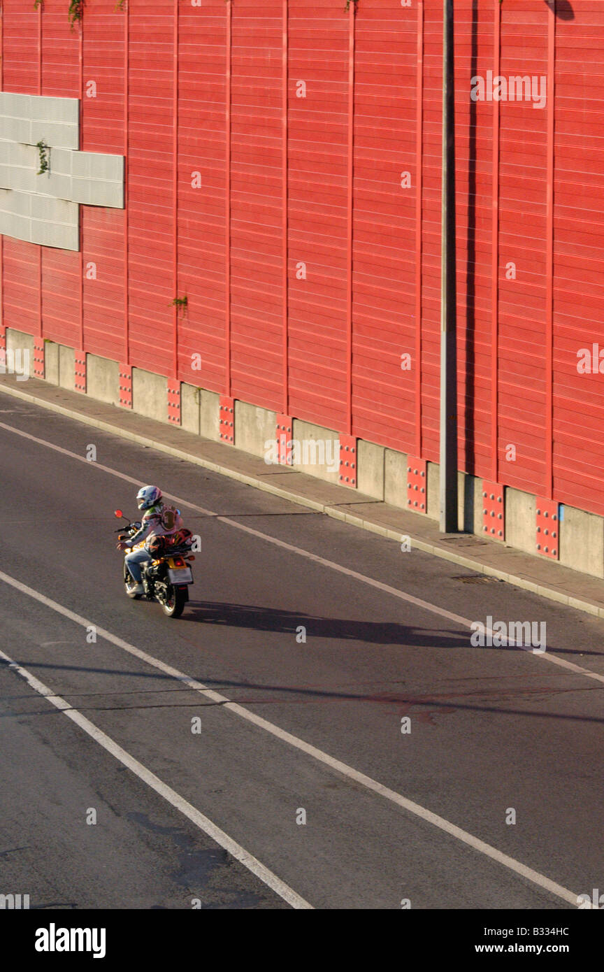 Motorrad mit Lärmschutzwand auf der Autobahn Stockfoto