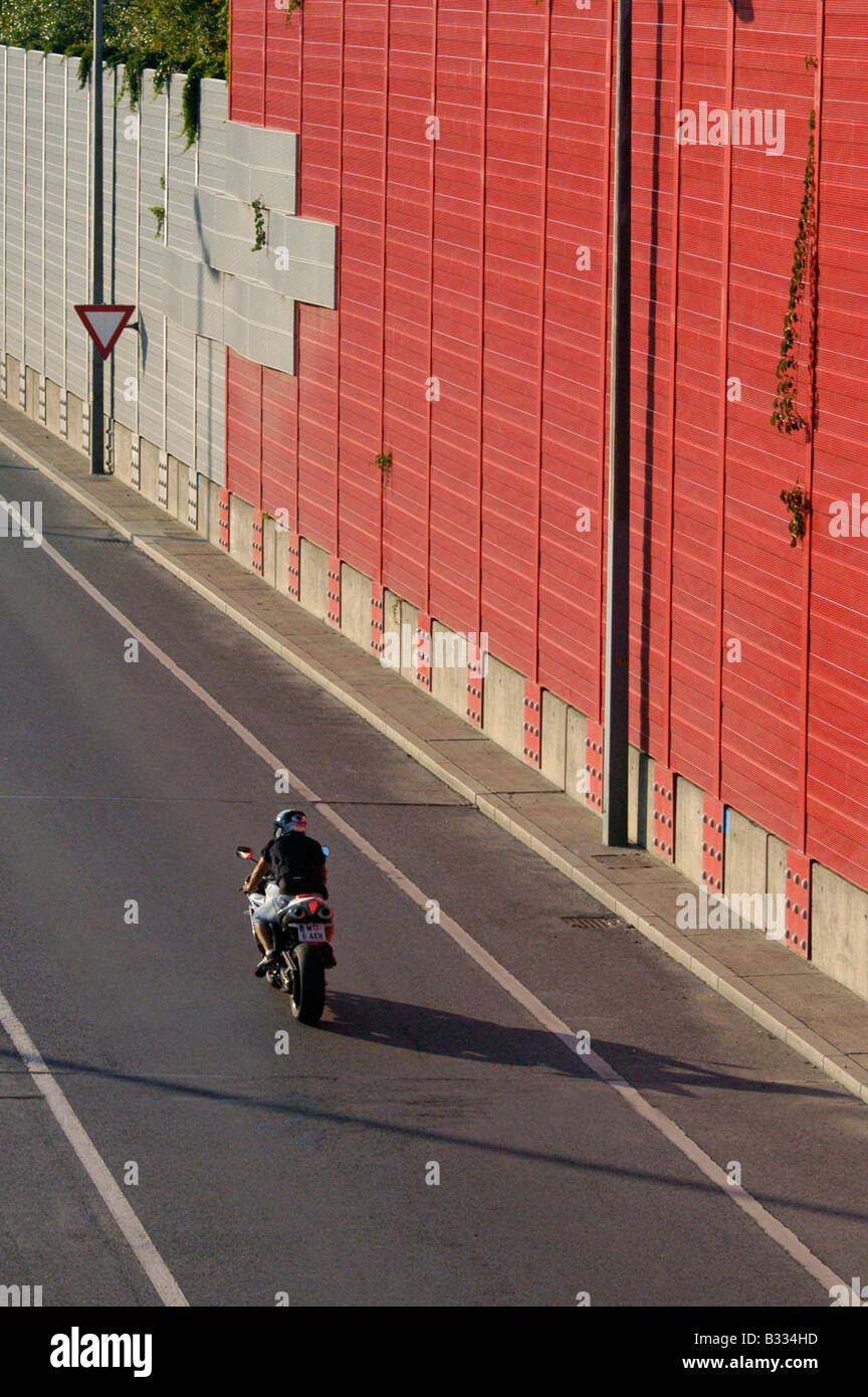 Motorrad mit Lärmschutzwand auf der Autobahn Stockfoto