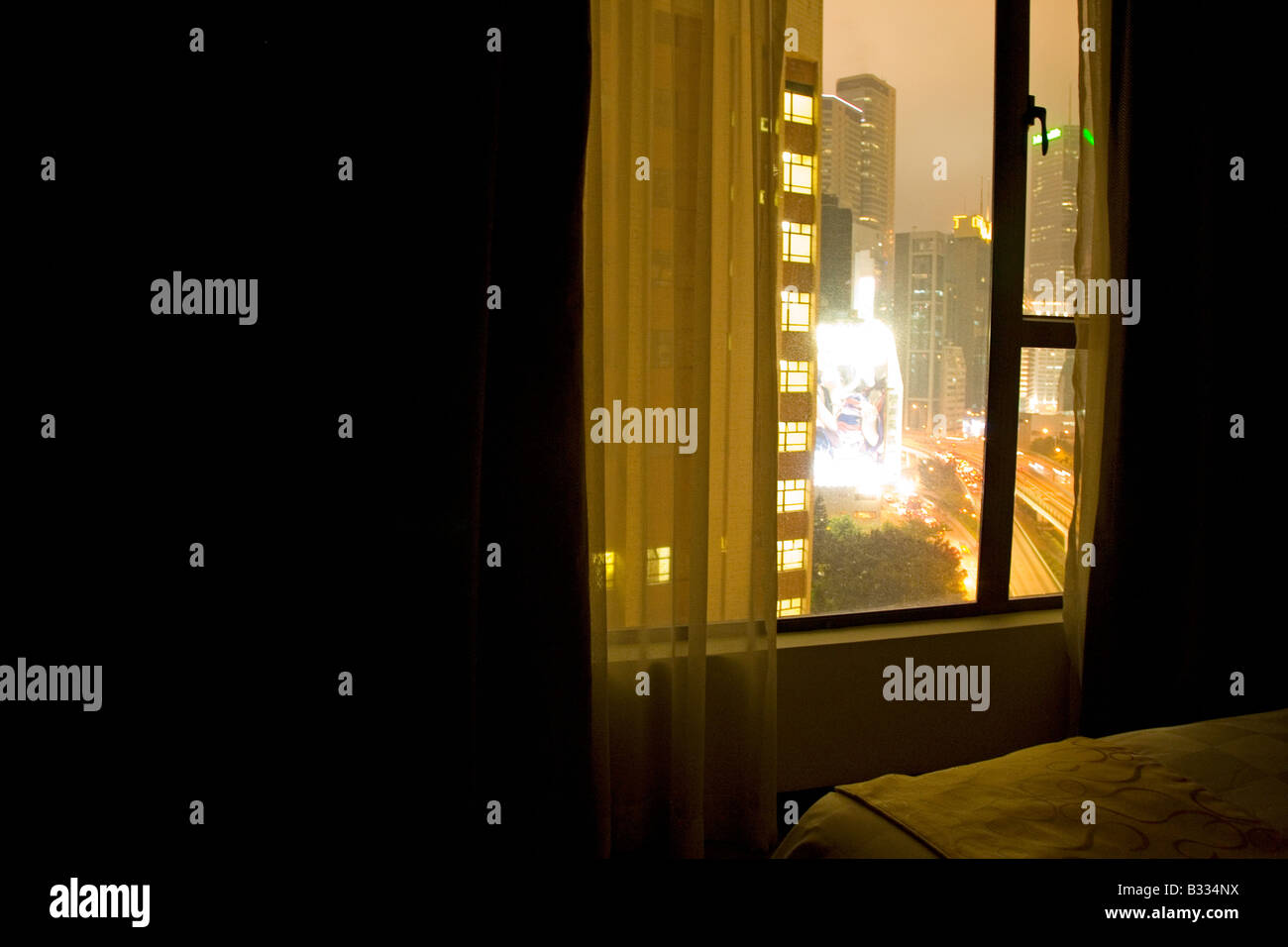 Blick auf Hong Kong Island vom Hotelfenster in der Nacht Stockfoto Blick auf Hong Kong Island vom Hotelfenster in der Nacht Stockfoto