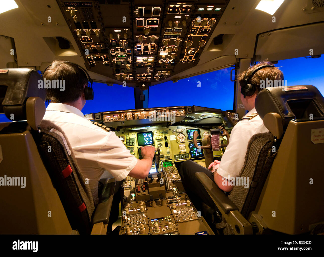 2 Piloten im Cockpit einer Boeing 757 Flugzeug über Europa Stockfoto