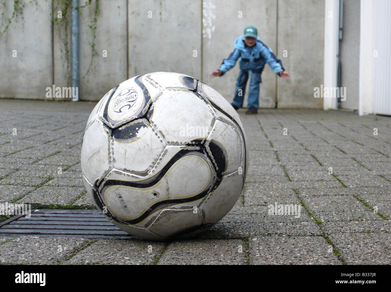 Straße Fußball, Ball und Tor-Hüter Stockfoto