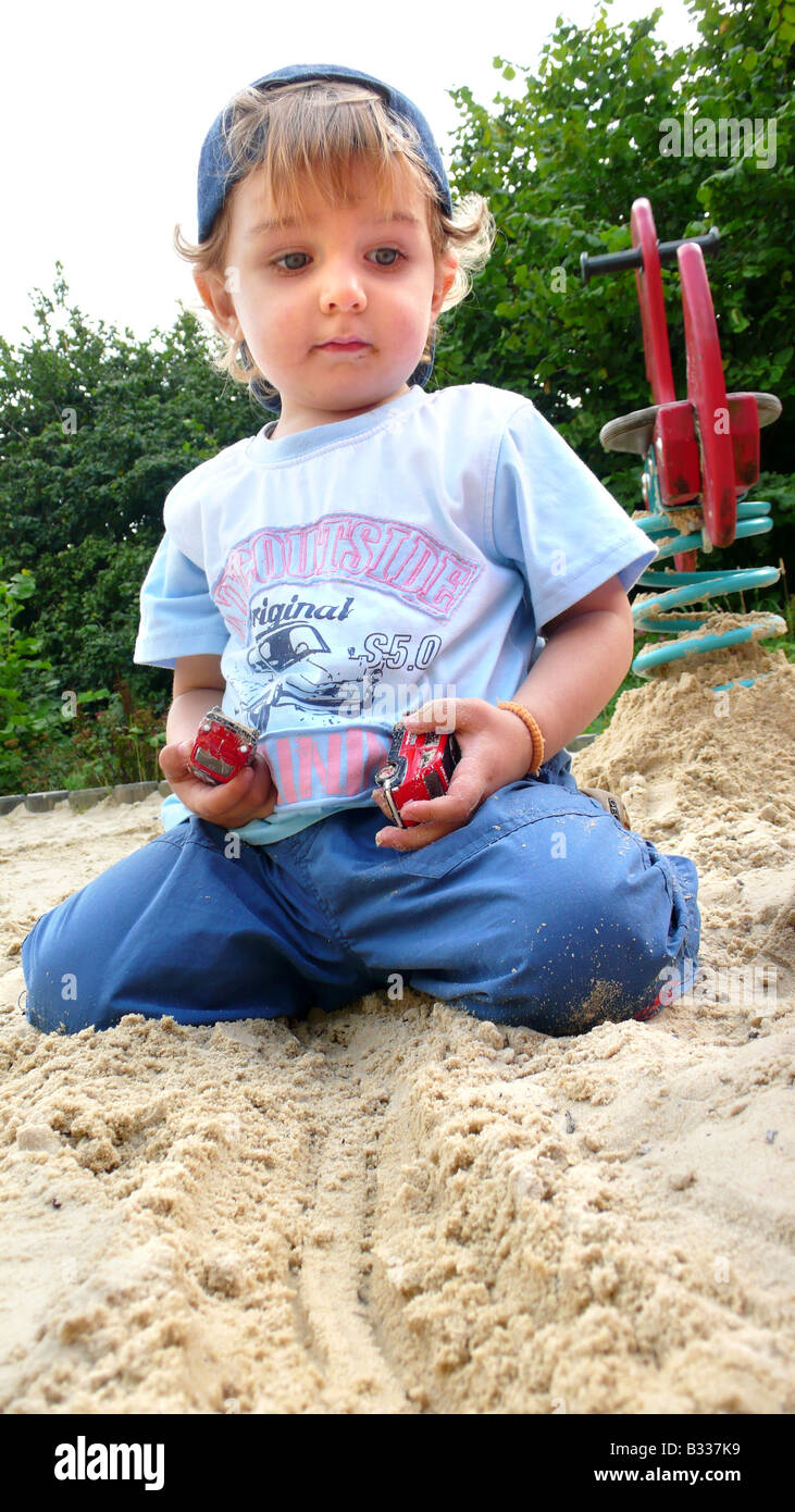 kleiner Junge in einer sandbox Stockfoto