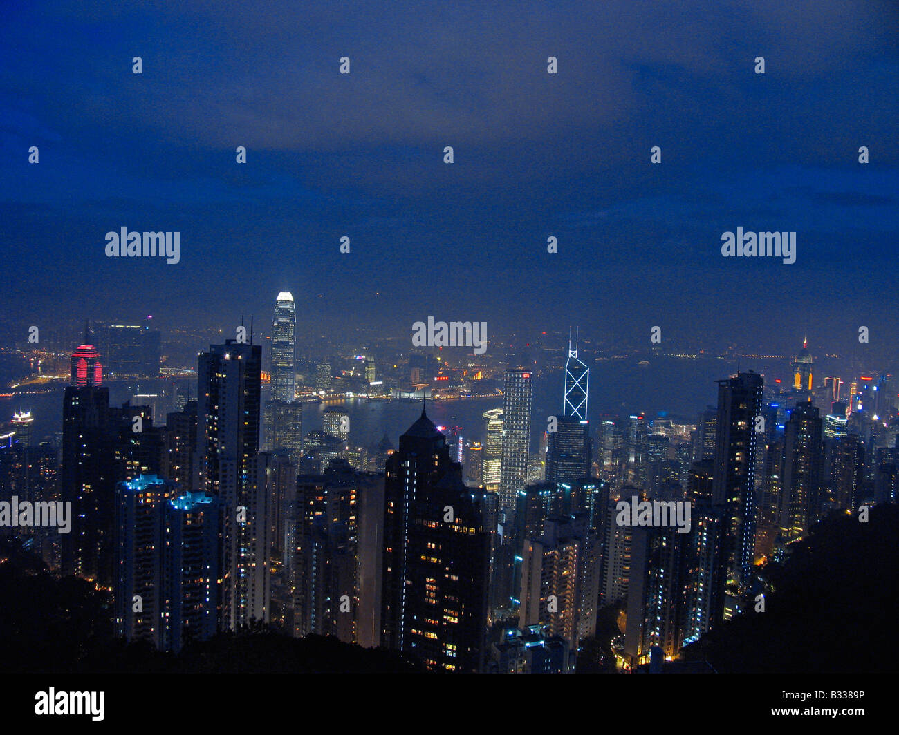 Hongkong bei Nacht: Central District mit der International Finance Centre und Bank of China Tower. Stockfoto