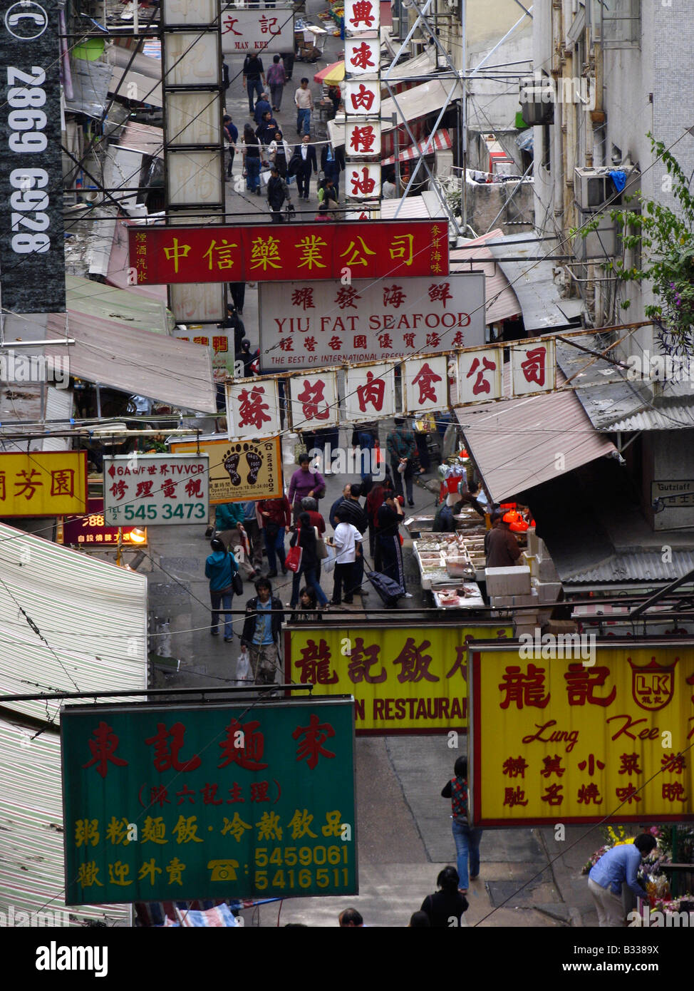 Typische Einkaufsstraße in Hongkongs Stadtteil SoHo. Stockfoto