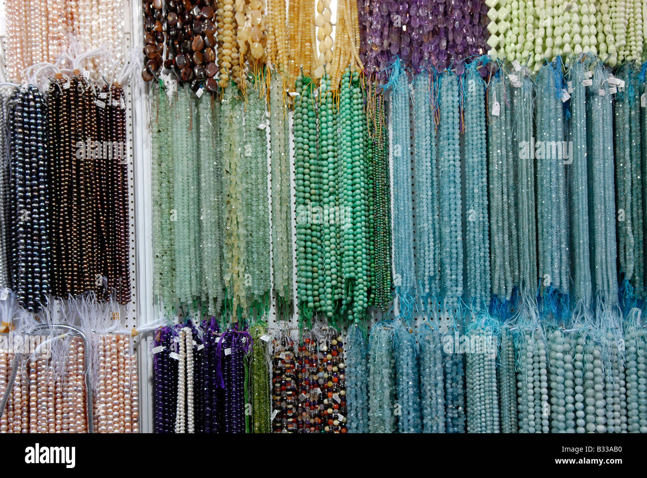 Halsketten auf einem Markt Stockfoto