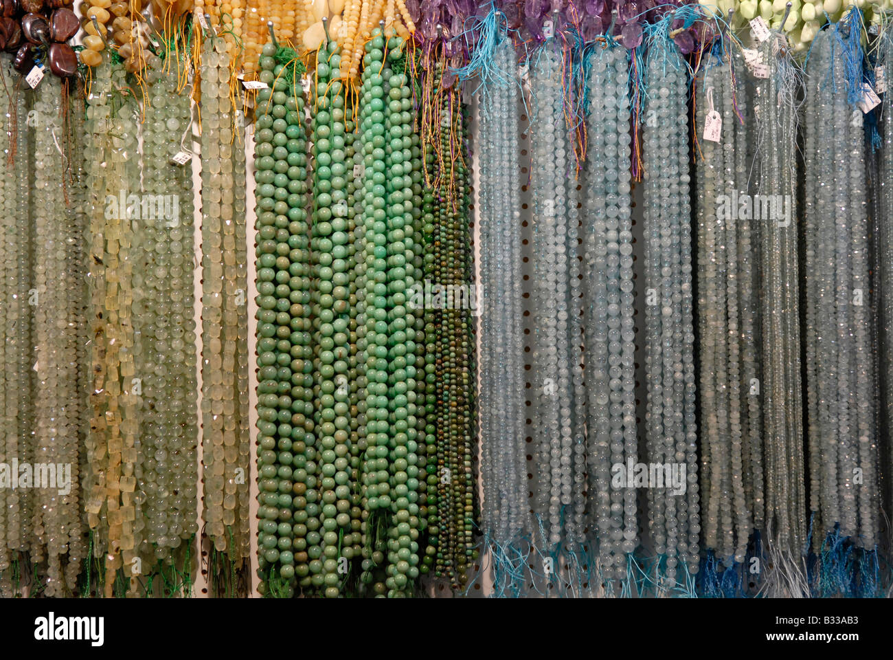 Halsketten auf einem Markt Stockfoto