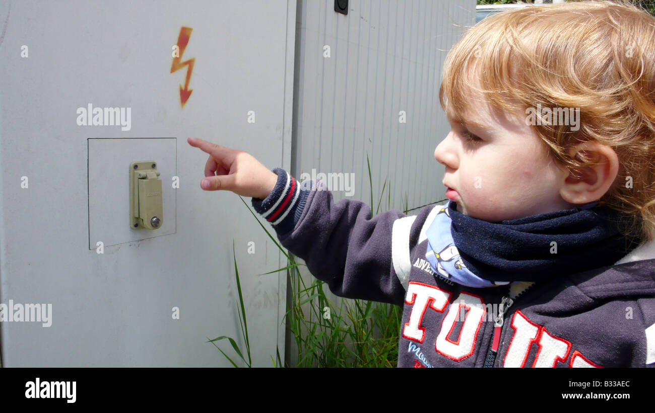 kleiner Junge spielt am elektrischen Transformator Stockfoto