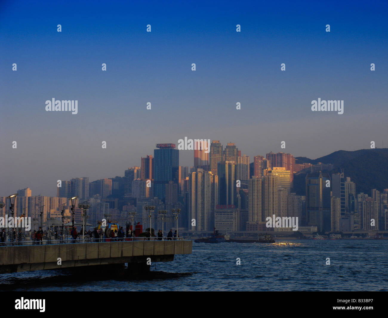 Aussichtspunkt in Kowloon mit Victoria Harbour und die Skyline von Hongkong-Island, Hongkong, China Stockfoto