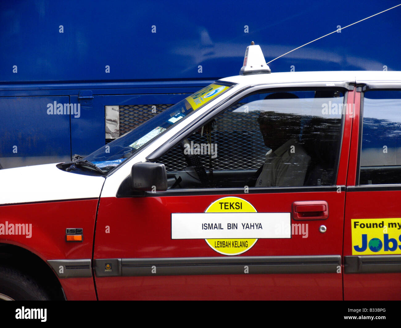 Rote Taxis in einer Straße in Kuala Lumpur, Malaysia Stockfoto