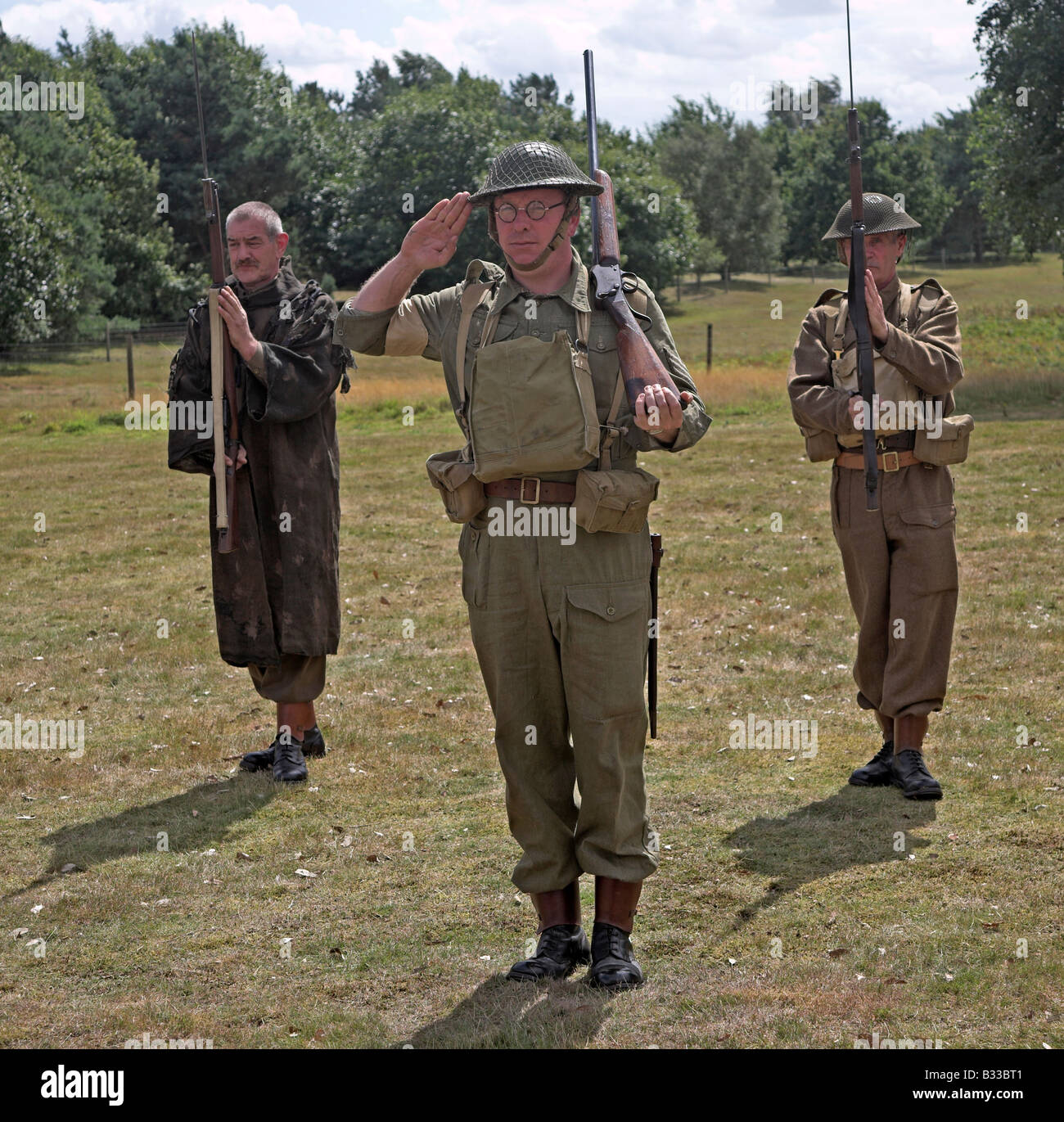 British Home Guard Soldaten stehen, die Aufmerksamkeit auf Parade am Camp während der 1940er Jahre Weltkrieg zwei Re-Inszenierung Stockfoto