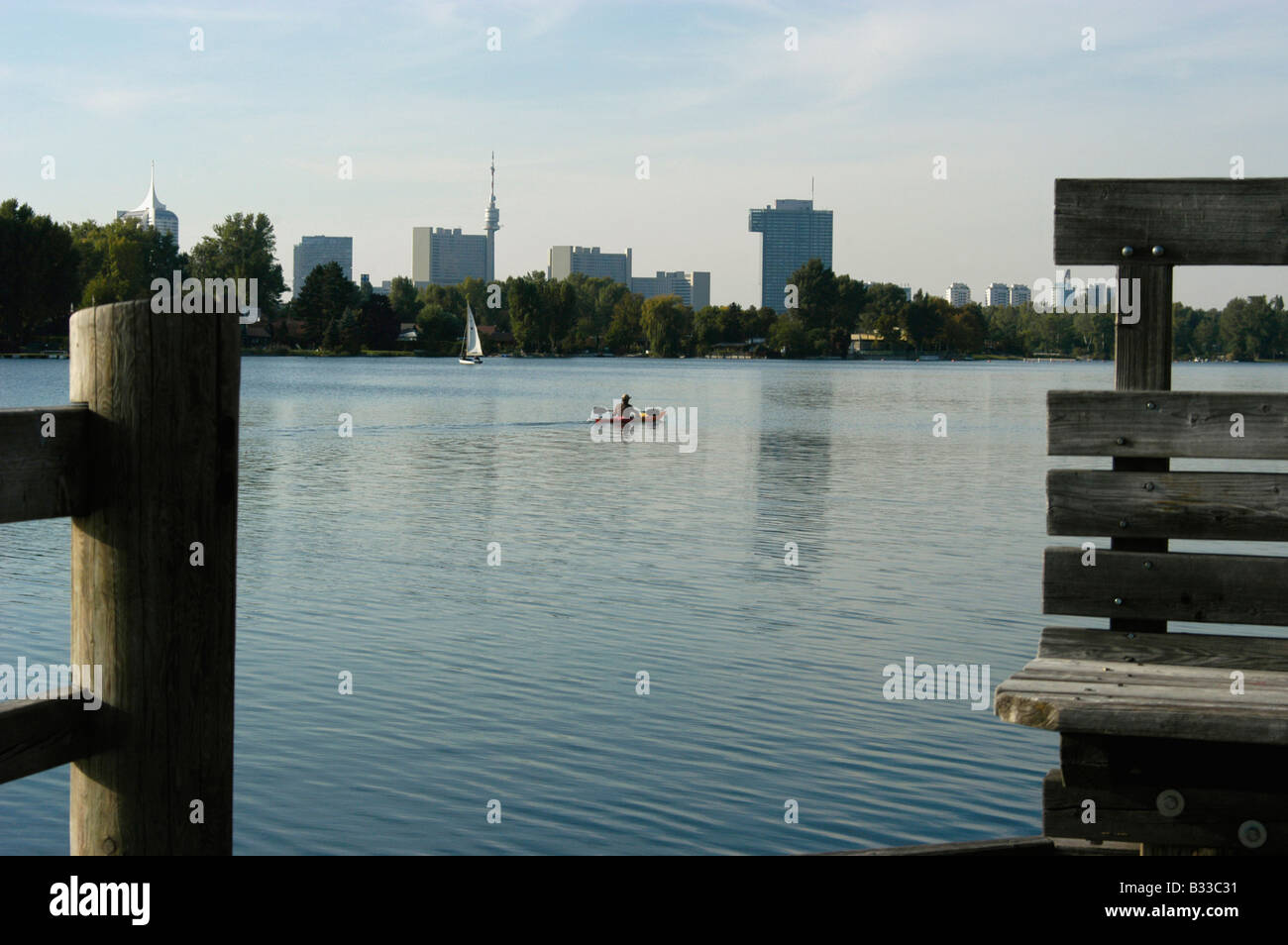 Paddelboot auf der herbstlichen alte Donau Stockfoto